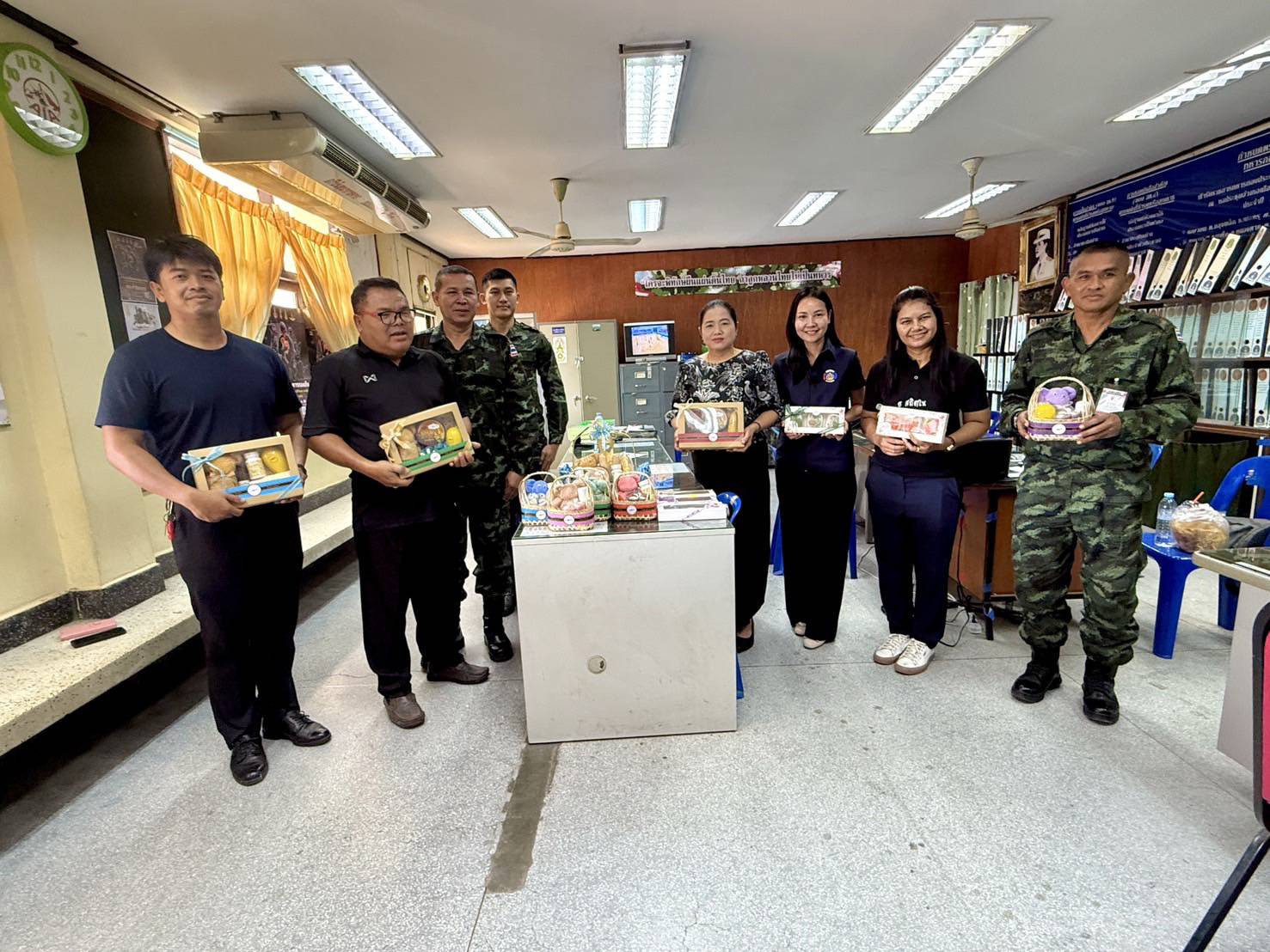 พช.บุรีรัมย์ - CDD MUEANG : GROWTH TEAM MUEANG BURIRAM 📢 จังหวัดบุรีรัมย์ - พช.เมืองบุรีรัมย์  ได้รับการสนับสนุนจากสำนักงานสัสดีอำเภอเมืองบุรีรัมย์ซื้อกระเช้าของขวัญปีใหม่ OTOP อำเภอเมืองบุรีรัมย์ 