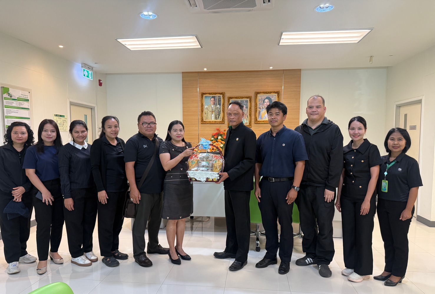 พช.บุรีรัมย์ - CDD MUEANG : GROWTH TEAM MUEANG BURIRAM 📢 จังหวัดบุรีรัมย์ - พช.เมืองบุรีรัมย์ มอบกระเช้าของขวัญวันปีใหม่ผู้จัดการธนาคารเพื่อการเกษตรและสหกรณ์สาขาบุรีรัมย์