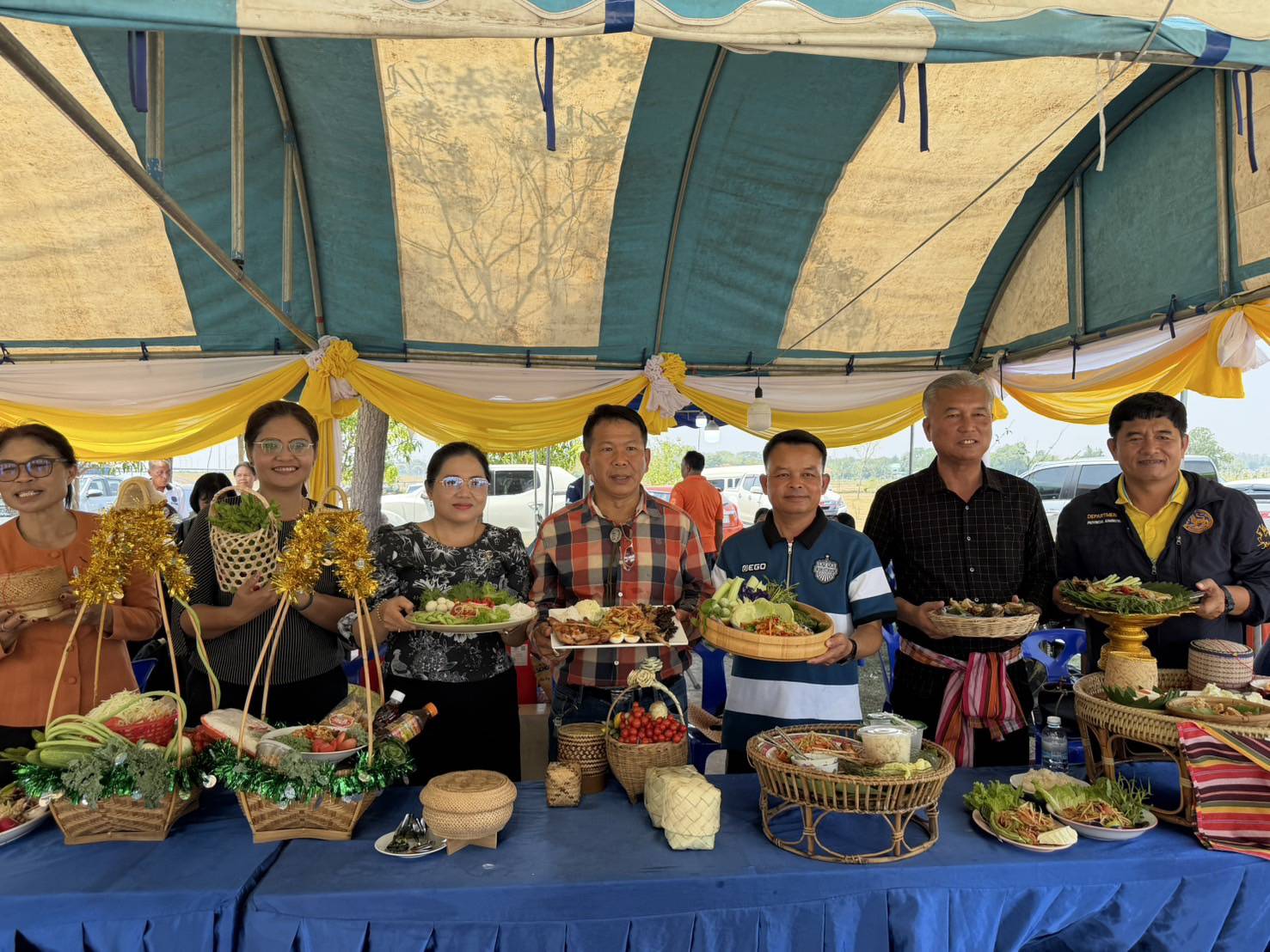 พช.บุรีรัมย์ - CDD MUEANG : GROWTH TEAM PLUS +  MUEANG BURIRAM 📢 จังหวัดบุรีรัมย์ - พช.เมืองบุรีรัมย์ ร่วมเป็นคณะกรรมการตัดสินการแข่งขันส้มตำลีลาในงานกินปลาสันเขื่อน ชมนกกระเรียน พันธุ์ไทย ทุ่งข้าวใหม่เกษตรอินทรีย์ ของดีตลาดเซราะแอง ประจำปี 2569