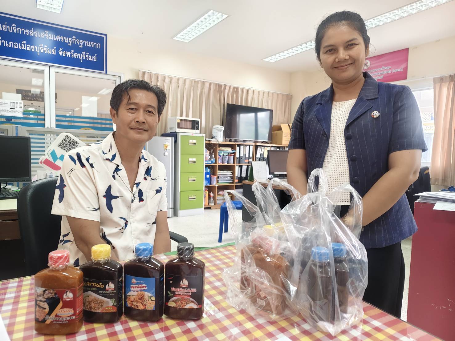 CDD MUEANG : GROWTH TEAM PLUS + MUEANG BURIRAM 📢 จังหวัดบุรีรัมย์ -สพอ.เมืองบุรีรัมย์ ดำเนินการส่งหนึ่งตำบล หนึ่งผลิตภัณฑ์ (OTOP) ในศูนย์ศิลปาชีพบางไทร โซนพิเศษ