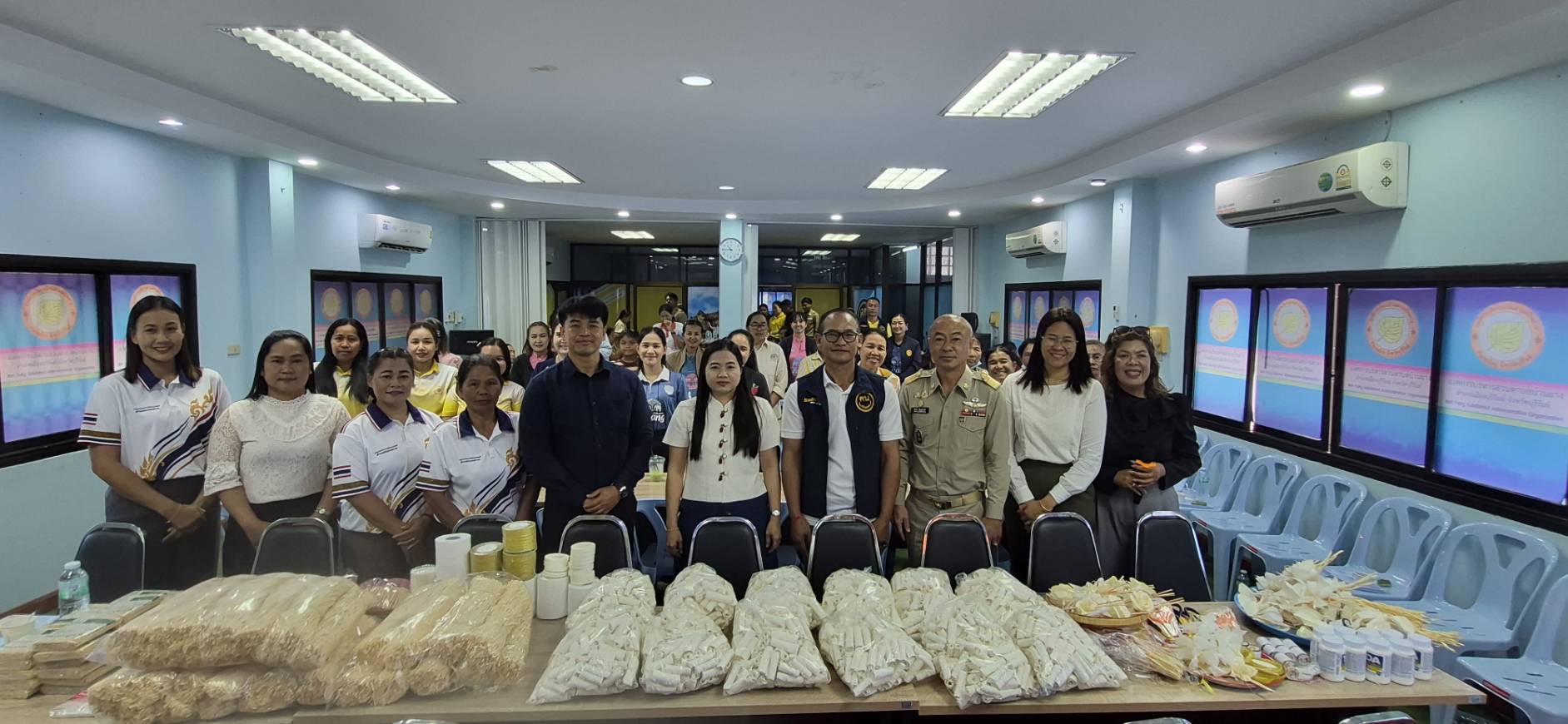 พช.บุรีรัมย์ - CDD MUEANG : GROWTH TEAM PLUS + MUEANG BURIRAM     📢 พช.เมืองบุรีรัมย์ ติดตามการประดิษฐ์ดอกไม้จันทน์ระดับตำบล ร่วมแสดงความอาลัยและน้อมรำลึกในพระมหากรุณาธิคุณสมเด็จพระบรมราชชนนีพันปีหลวง
